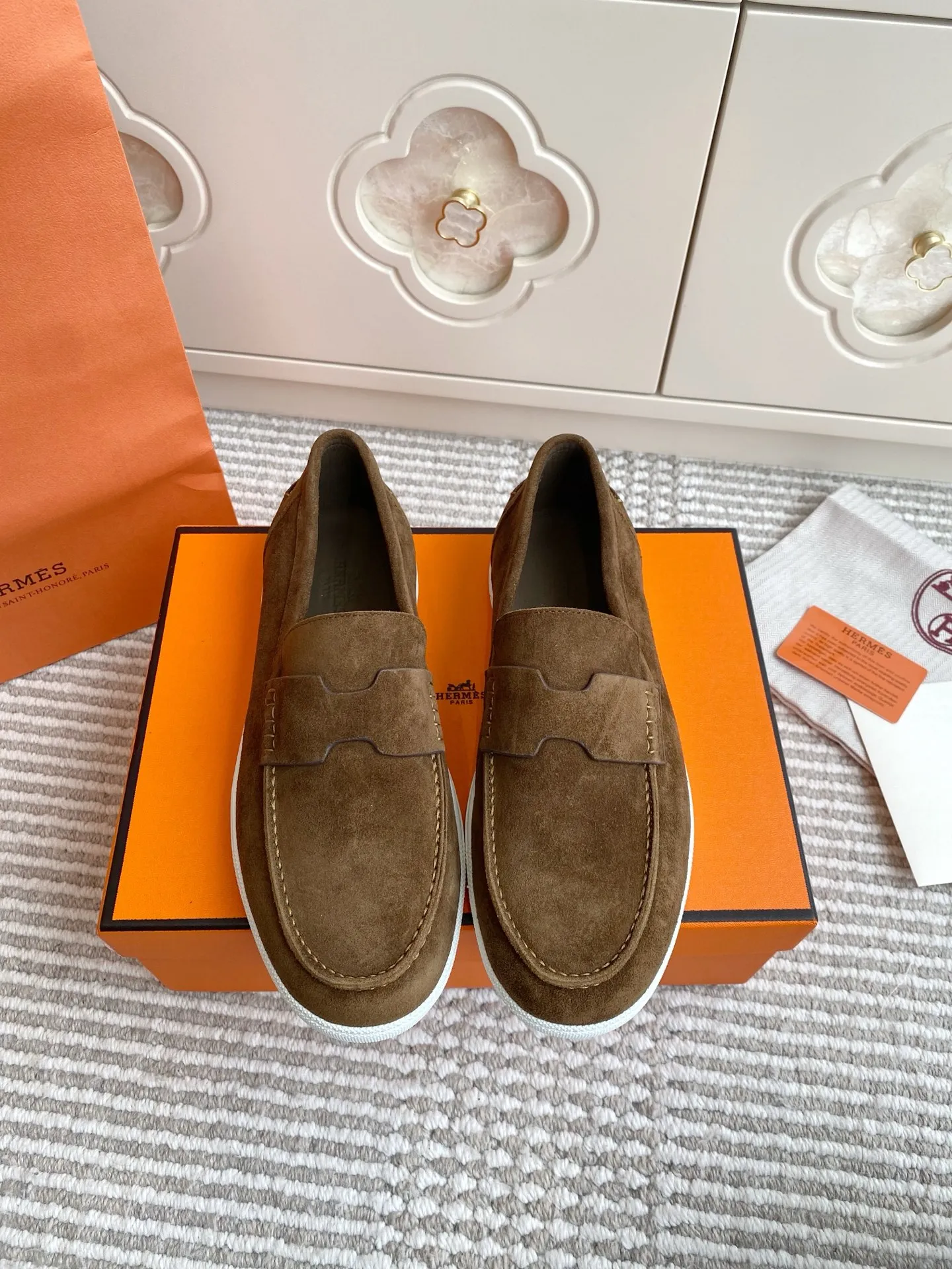 p560✨Hermes Couple Loafers｜Walking in the urban high-end, easily wearing Hermès temperament✨Who says luxury and comfort can’t have both?  This pair of H’s classic loafers really does it!  ▪️"Customized imported Yangjing fabric" is soft and delicate ▪️"Full sheepskin lining" + "soft-soled shoes" design. Your feet will be healed the moment you put them on~ It's like stepping on clouds☁️You won't feel tired after walking all day!  The iconic "H" buckle is low-key and luxurious. It is matched with a rubber outsole. It is lightweight and stylish. Whether you are commuting or shopping, you can easily achieve casual urban style🏙 Can be worn by couples. Full range of sizes, girls 35-41 | boys 39-45. Wear them together when going out. Sweet and high-end💑 Original mold opening. Details are in place. Those who understand will be attracted at a glance ️❤️ #Hermès loafers #coupleshoes #lightweight and versatile shoes